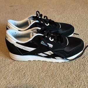 Vintage Reebok classic tennis shoes